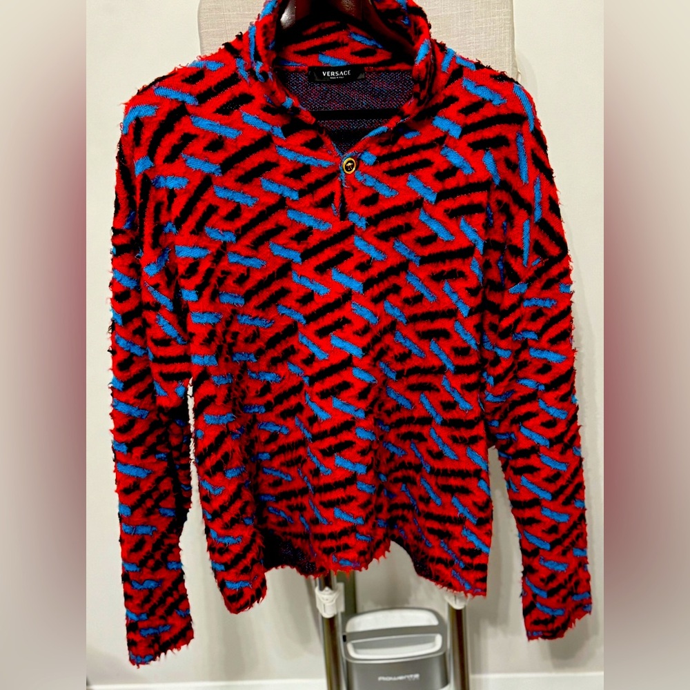 Versace Sweater – Timeless Elegance, Bold Style